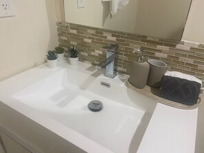 Combined shower/bathtub, hair dryer, towels, soap - On the beach! Beautiful Apartment! Sea view! (Hollywood)
