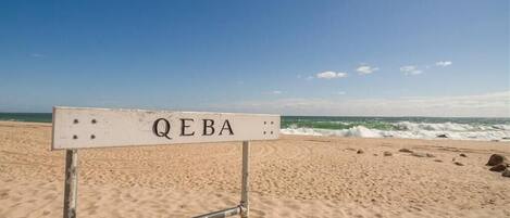 Una spiaggia nelle vicinanze