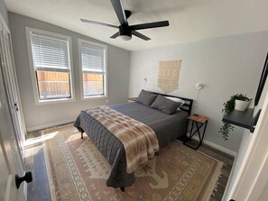 3 camere, una scrivania, ferro/asse da stiro, culla da viaggio