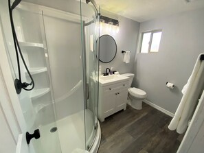 Badewanne, Haartrockner, Handtücher, Seife