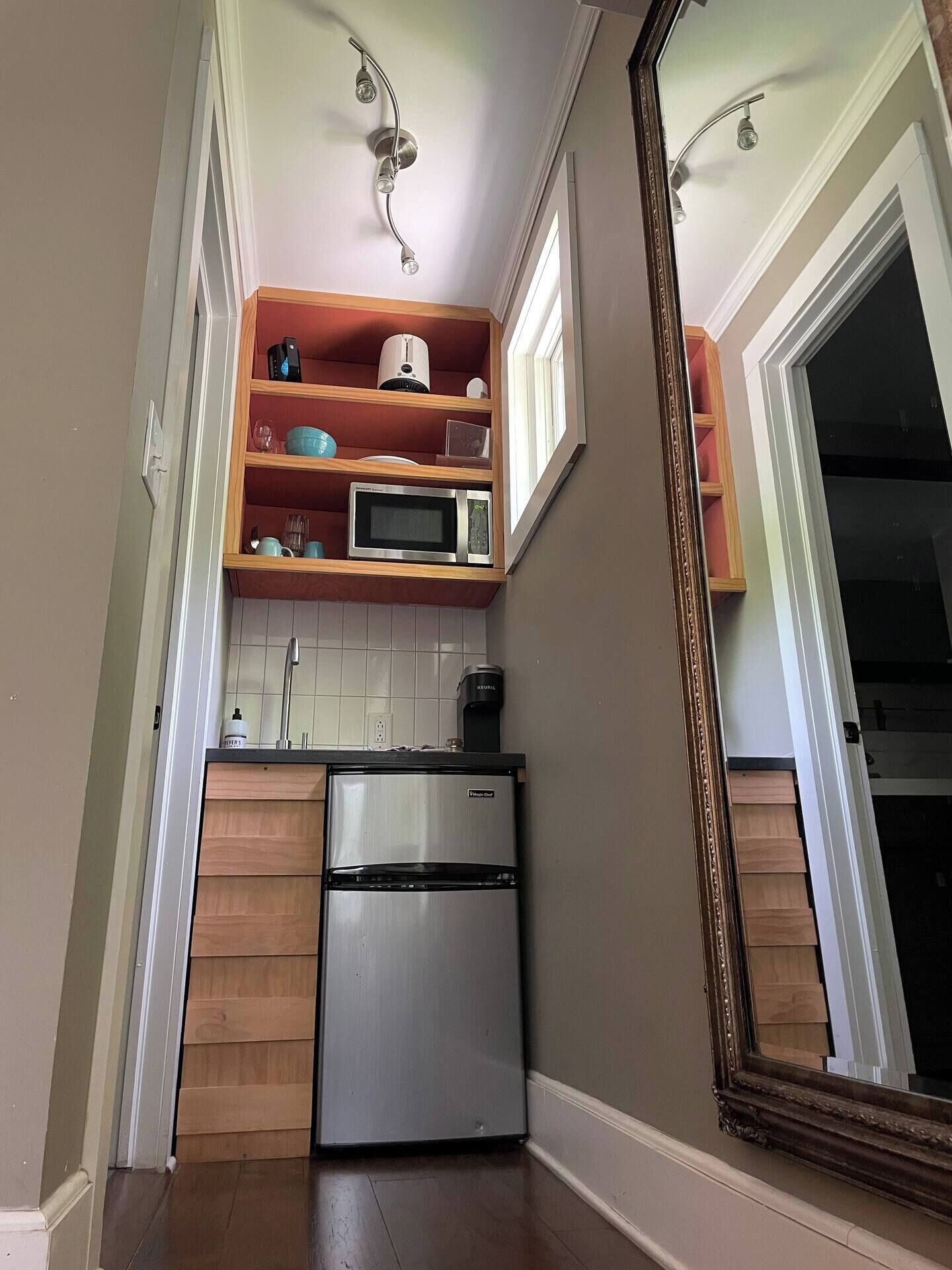 Kylskåp, mikrovågsugn, kaffe- och tebryggare och brödrost