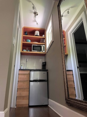 Réfrigérateur, micro-ondes, cafetière/bouilloire, grille-pain