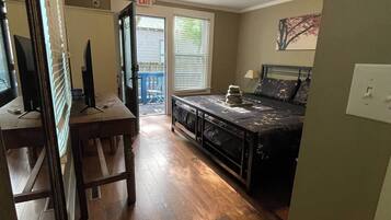 Skrivbord, strykjärn/strykbräda, gratis wi-fi och sängkläder