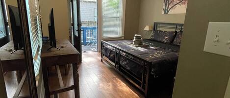 Työpöytä, silitysrauta/-lauta, ilmainen Wi-Fi, vuodevaatteet