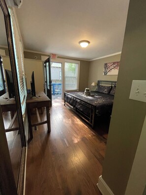 Bureau, fer et planche à repasser, Wi-Fi gratuit, draps fournis