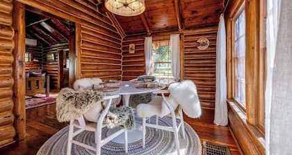 Shell Town Cabin- Log cabin located at the base of the Big Horn Mountains, gas fireplace