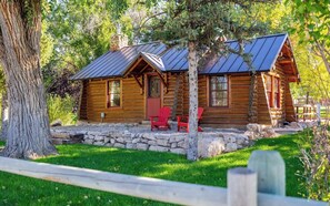 Terrace/patio - Shell Town Cabin- Classis Log Cabin, Large Fireplace, Base of the Bighorns Location (Shell)