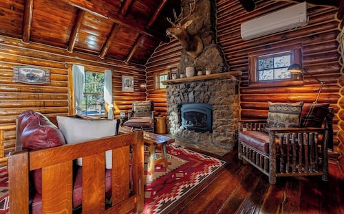 Shell Town Cabin- Classis Log Cabin, Large Fireplace, Base of the Bighorns Location