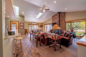 Smart TV, fireplace - Great Shell Wyoming Escape- Large Family Retreat at the Base of the Bighorn Mountains (Shell)