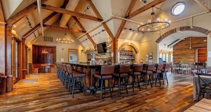 Great Shell Wyoming Escape- open concept living space, base of the Bighorn Mountains!