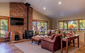 Smart TV, fireplace