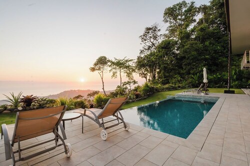 Casa Montaña - 5 Bedroom Ocean View Villa with Private Pool near Dominical.