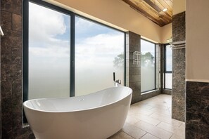 Badewanne, Haartrockner, Handtücher, Seife