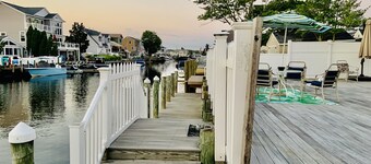 Spacious romantic house on the water & just minutes from Ship Bottom Beach 🏖