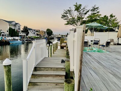 Spacious romantic house on the water & just minutes from Ship Bottom Beach 🏖