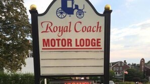 A sign for the Royal Coach Motor Lodge with a vacancy notice. - Royal Coach Motor Lodge (Hampton)