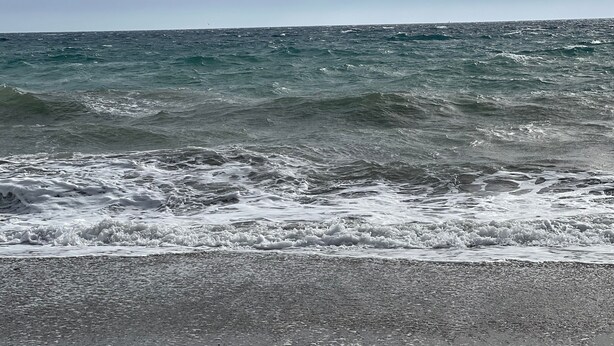 Une plage où les vagues déferlent sur le rivage.