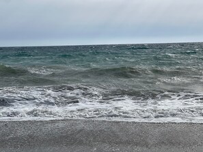En strand där vågorna slår in mot land.