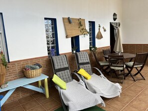 Outdoor dining - Apartment Salamandra with Mountain View, Pool, Garden & Wi-Fi (Carboneras)