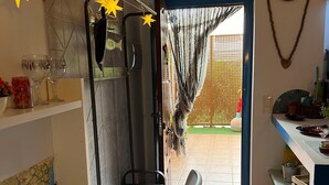 Un espace repas comprenant une table, des chaises et une vue sur l’extérieur.