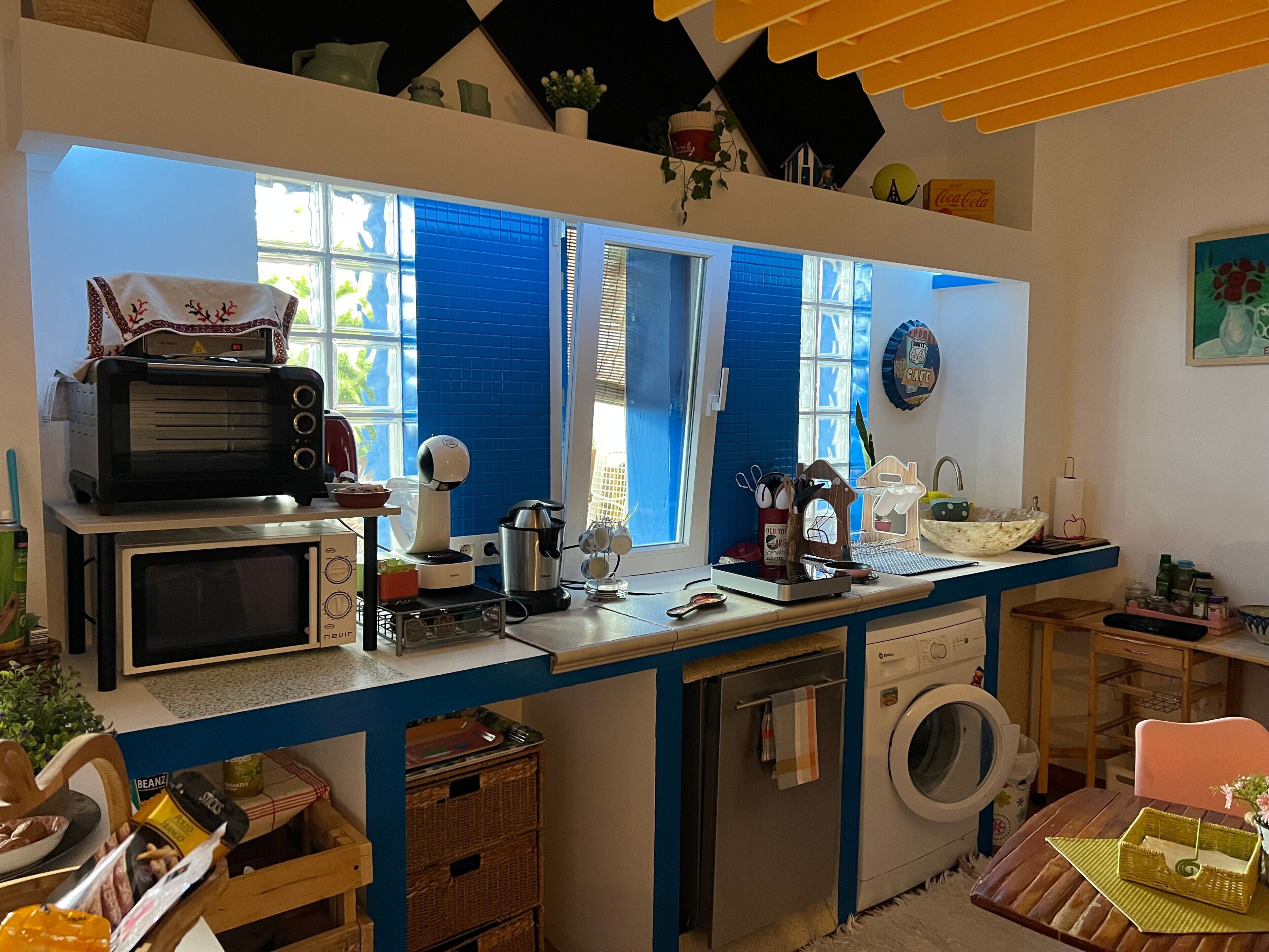 Een koffiezetapparaat/waterkoker, een koelkast, een magnetron, een oven