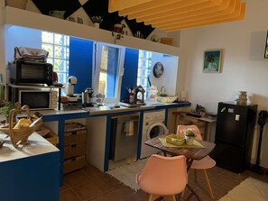 Frigorifero, microonde, forno, piano cottura