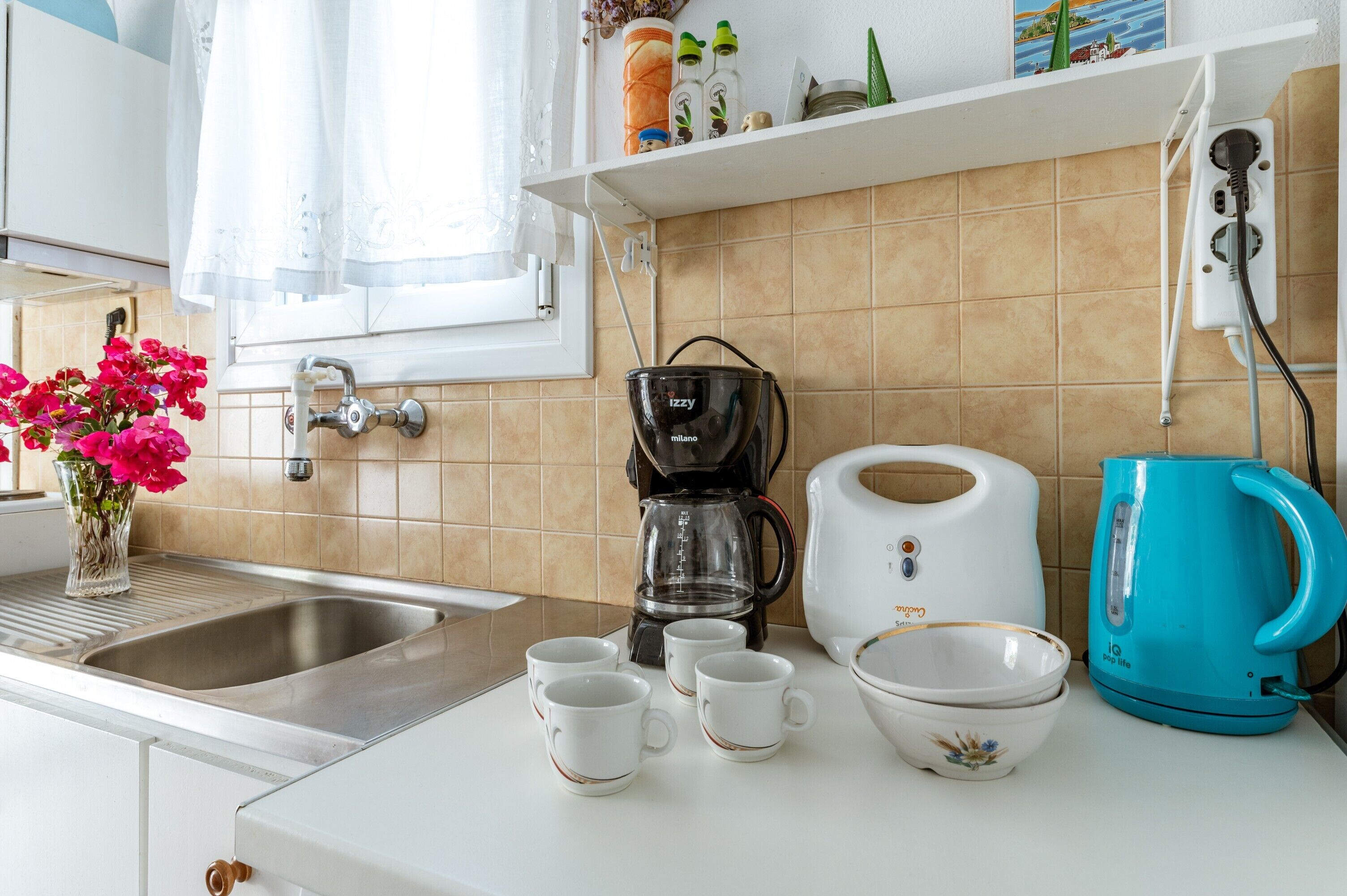 Fridge, oven, stovetop, coffee/tea maker