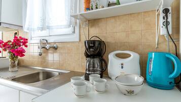 Fridge, oven, stovetop, coffee/tea maker