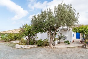Terrace/patio - Holiday Home 'Anastasia's house Ysterni' with Shared Garden & Wi-Fi (?a???)