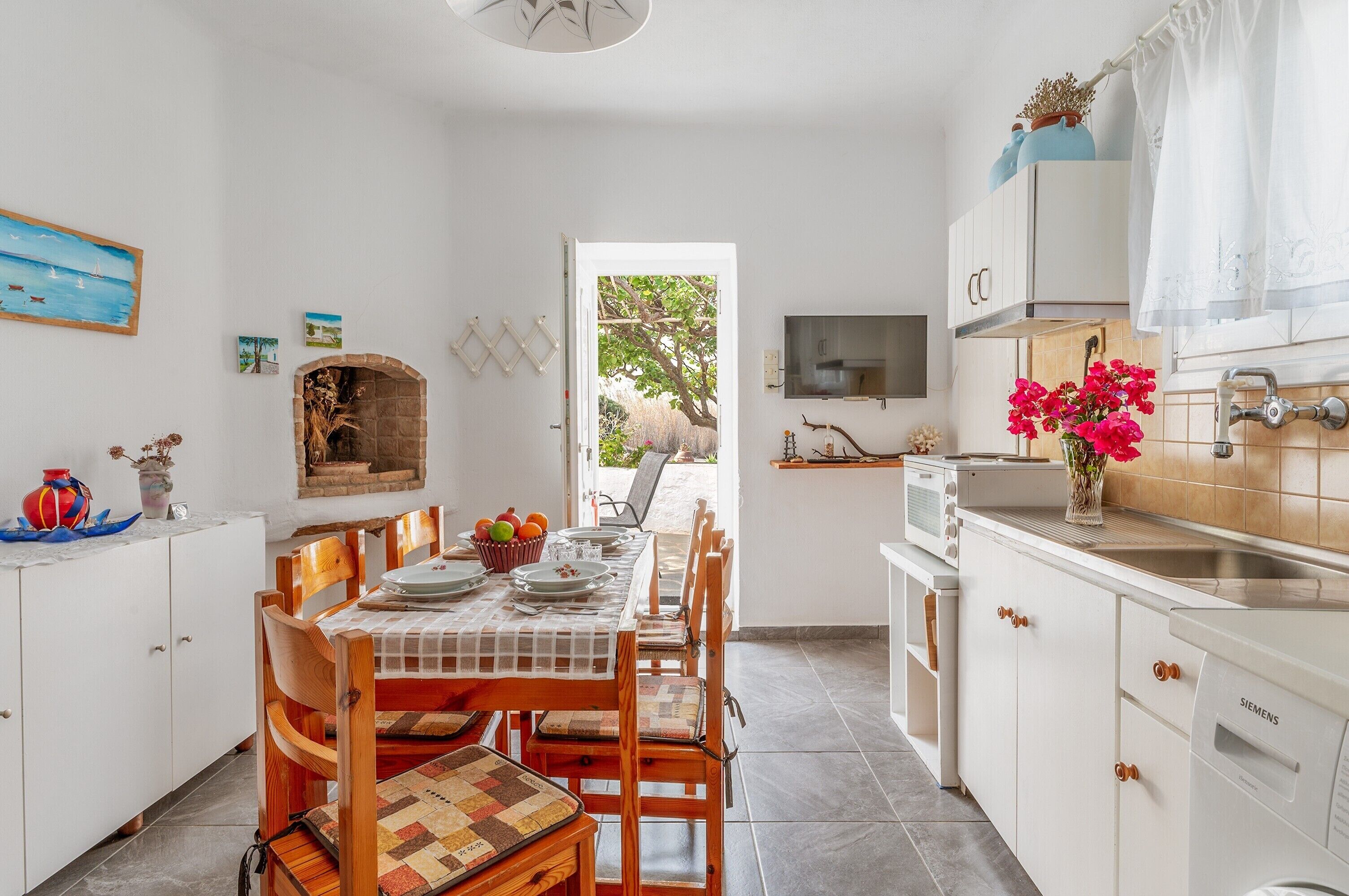 Fridge, oven, stovetop, coffee/tea maker