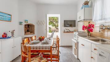 Fridge, oven, stovetop, coffee/tea maker