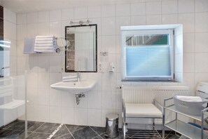 Douche, séchoir à cheveux, serviettes fournies