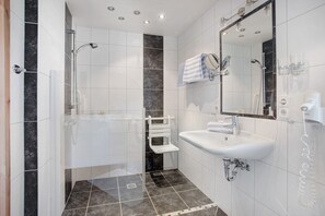 Een douche, een haardroger, handdoeken