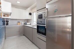 Frigorifero, microonde, forno, piano cottura