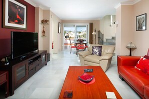 Een televisie, een dvd-speler en een stereo