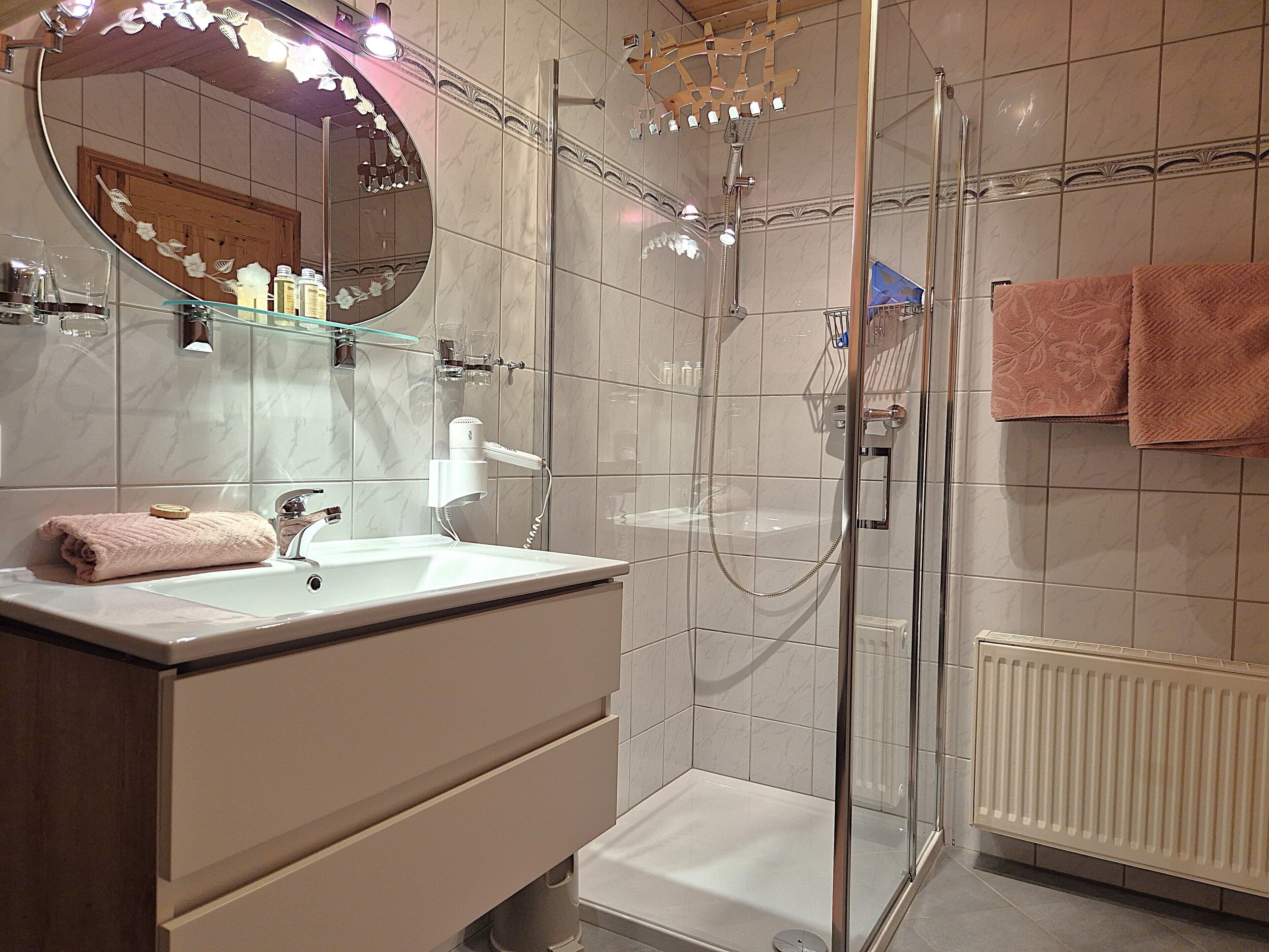 Dusche, Haartrockner, Handtücher