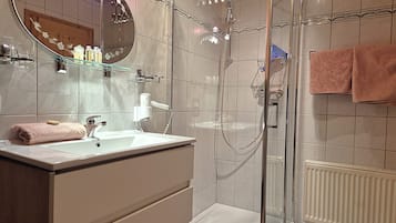 Dusche, Haartrockner, Handtücher