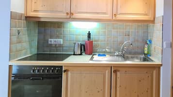 Wasserkocher mit Kaffee-/Teezubehör, Kühlschrank, Mikrowelle, Ofen
