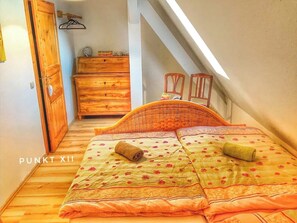 4 bedrooms, free WiFi, bed sheets - Holiday Apartment "Apartment 2" with Garden & Wi-Fi (Burghaslach)