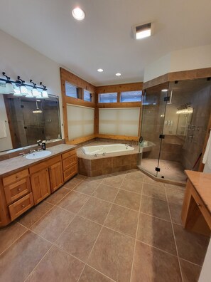 Bathtub, jetted tub, hair dryer, towels - ★Main Lodge ★Delightfully Retreat Texas Ranch, lake, sleep 28-32★ (Midfield)
