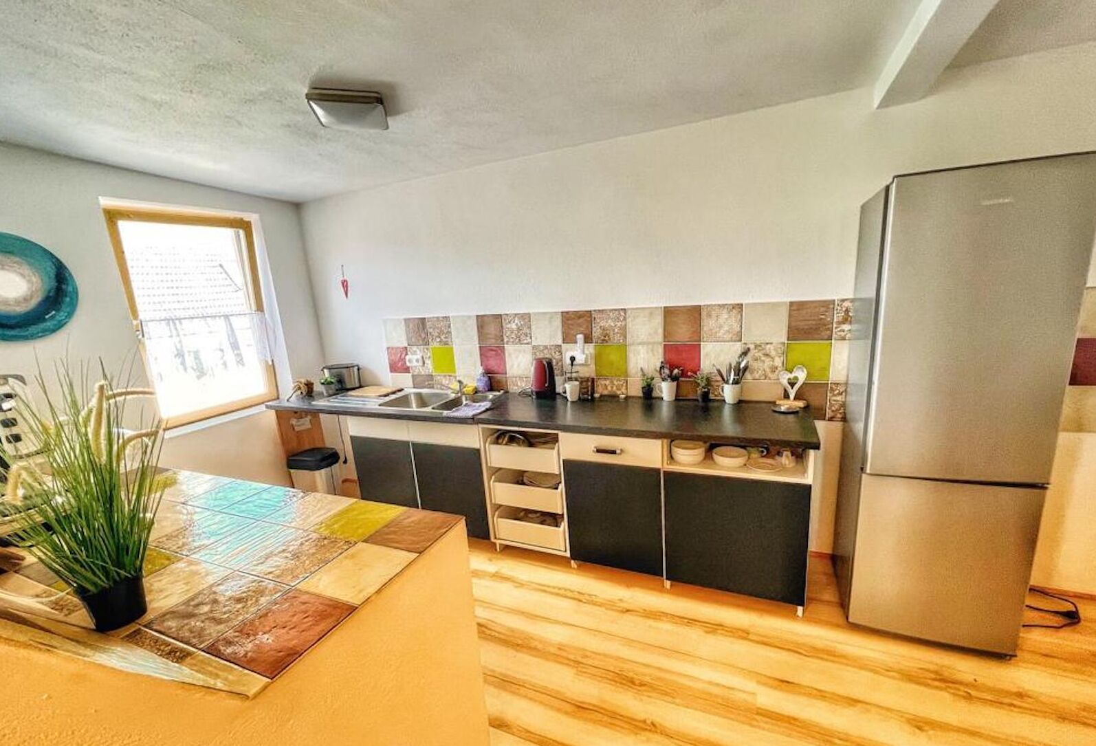 Kühlschrank, Ofen, Herdplatte, Wasserkocher mit Kaffee-/Teezubehör