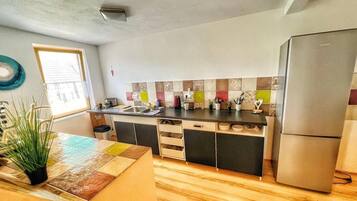 Kühlschrank, Ofen, Herdplatte, Wasserkocher mit Kaffee-/Teezubehör