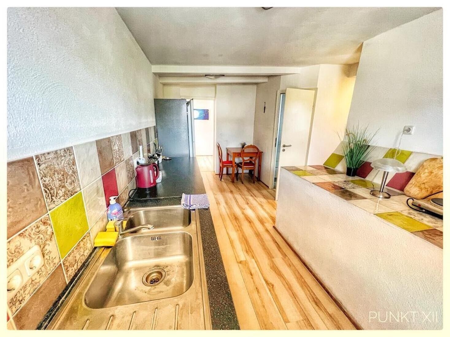 Frigorífic, forn, placa de cuina i cafetera i tetera 