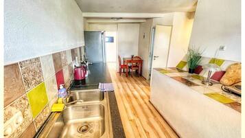 Frigorífic, forn, placa de cuina i cafetera i tetera