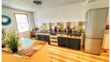 Fridge, oven, stovetop, coffee/tea maker