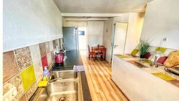 Een koelkast, een oven, een kookplaat, een koffiezetapparaat/waterkoker