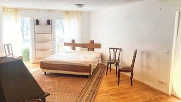 4 bedrooms, free WiFi, bed sheets