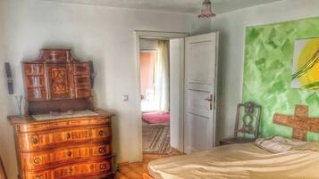 4 bedrooms, free WiFi, bed sheets