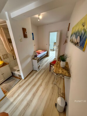 7 bedrooms, iron/ironing board, free WiFi, bed sheets - Holiday Apartment No. 8 with Shared Garden and Wi-Fi (Burghaslach)
