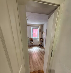 Interior - Holiday Apartment No. 8 with Shared Garden and Wi-Fi (Burghaslach)